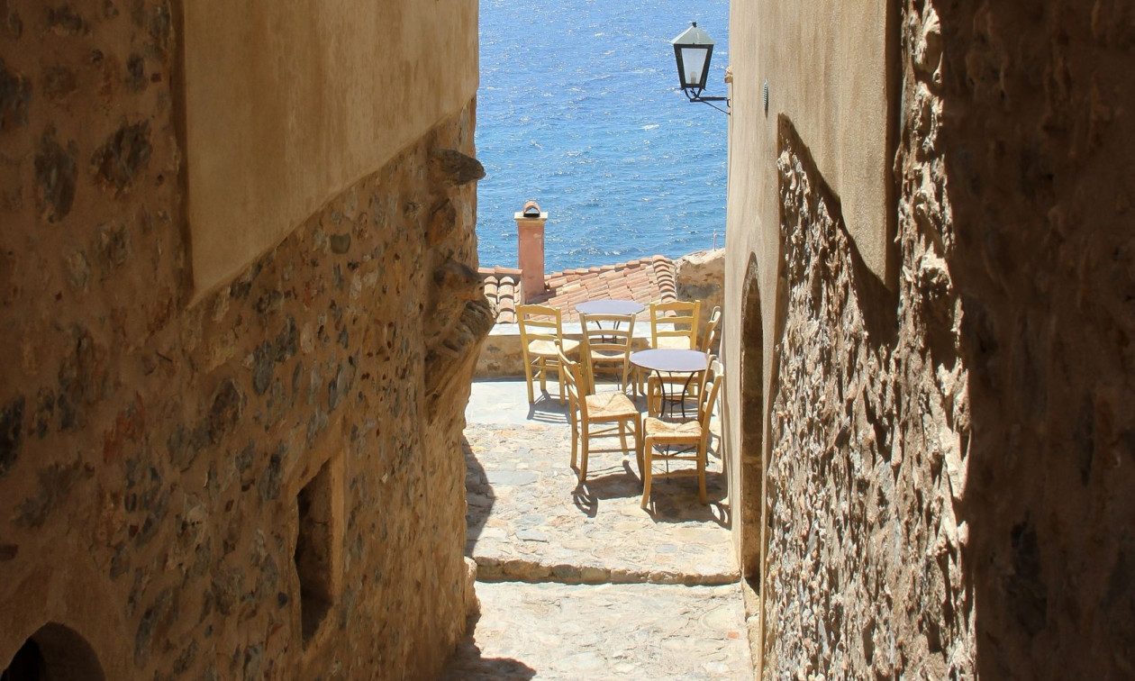 Πασχαλινή απόδραση στα μαγευτικά σοκάκια της Μονεμβασιάς – Αρώματα και θέα που «κόβουν» την ανάσα