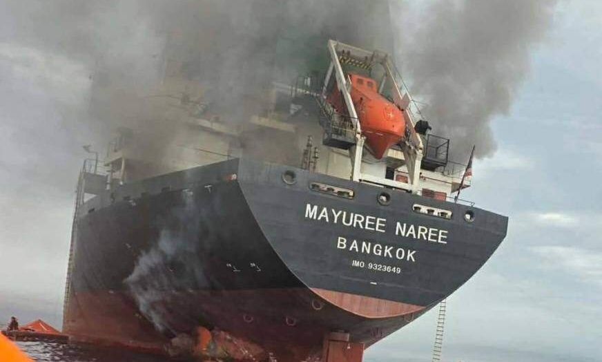 Βρέθηκαν ανθρώπινα λείψανα στο ταϊλανδέζικο πλοίο που δέχτηκε επίθεση στα Στενά του Ορμούζ