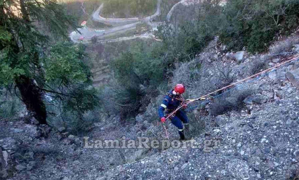 Θανατηφόρο τροχαίο στην Ευρυτανία: Φορτηγό έπεσε σε γκρεμό 40 μέτρων στα Άγραφα