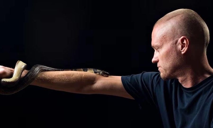 Άφηνε δηλητηριώδη φίδια να τον δαγκώνουν για 20 χρόνια: Σήμερα το αίμα του μπορεί να σώσει ζωές