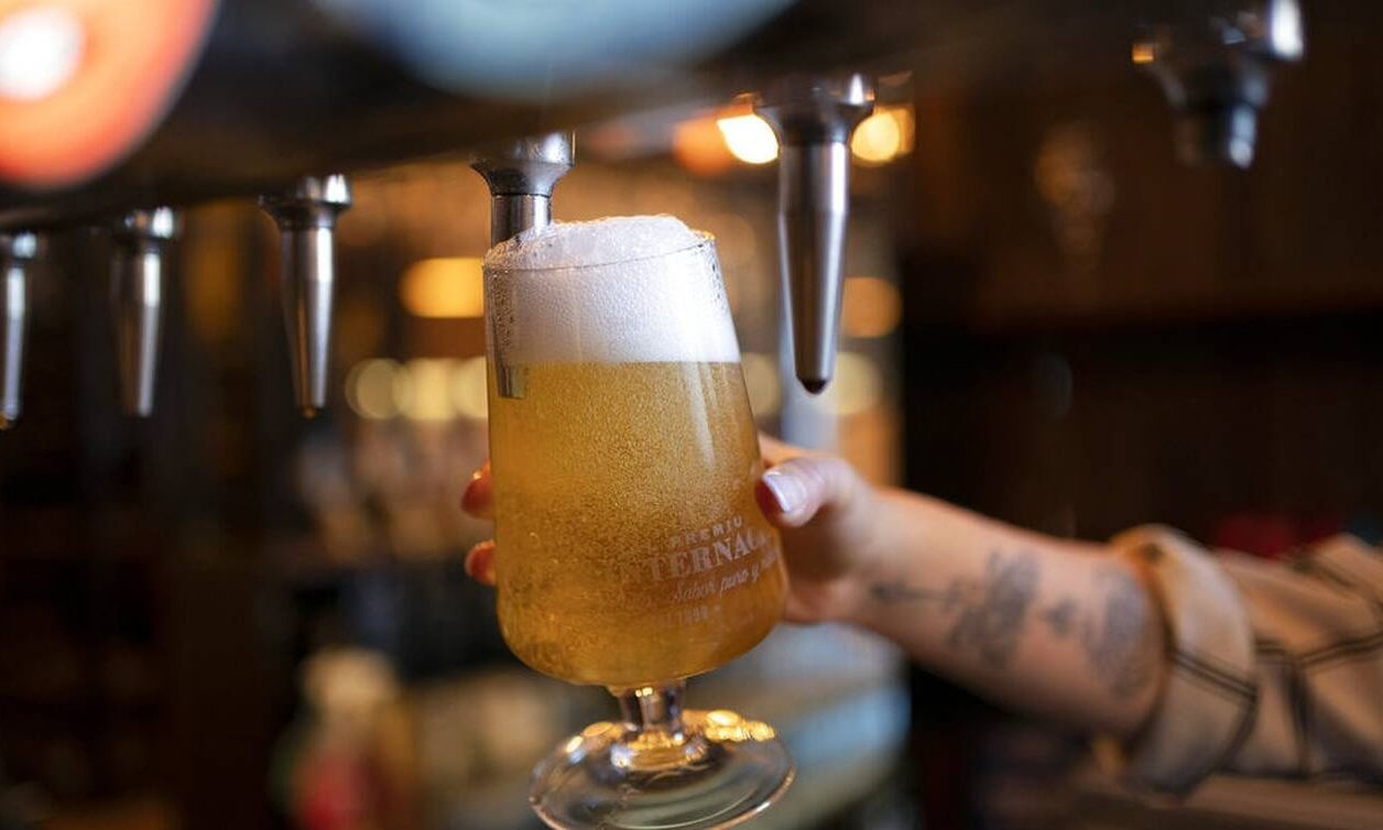 Πολυτέλεια η έξοδος «για μια μπύρα» στην Ελλάδα-  Βουτιά στην κατανάλωση παρά τα ρεκόρ στον τουρισμό