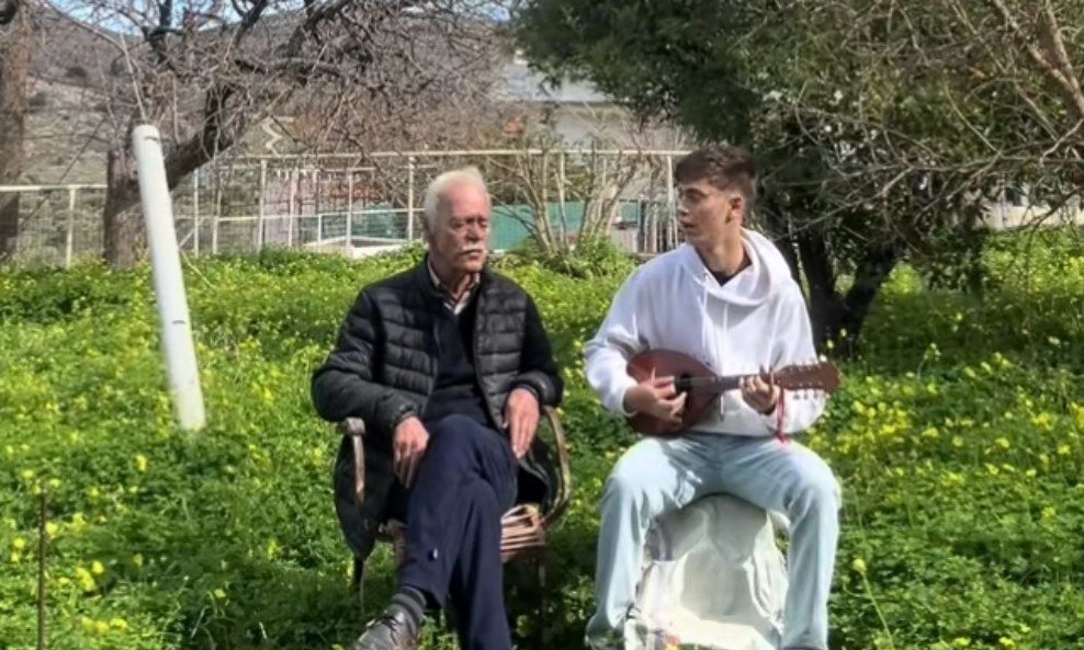Το βίντεο που συγκίνησε: Παππούς και εγγονός τραγουδούν τον Ερωτόκριτο
