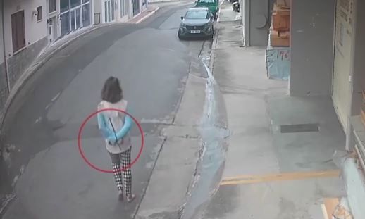 Φρίκη στη Λακωνία: Βίντεο αποτυπώνει γυναίκα να περπατά δεμένη πισθάγκωνα και ξυπόλυτη στον δρόμο