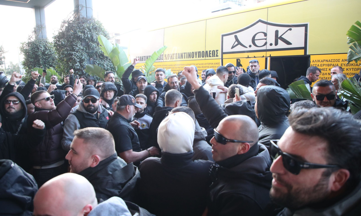 Ολυμπιακός – ΑΕΚ: Ο κόσμος αποθέωσε Νίκολιτς και παίκτες | Συνόδευσε την αποστολή μέχρι το Φάληρο
