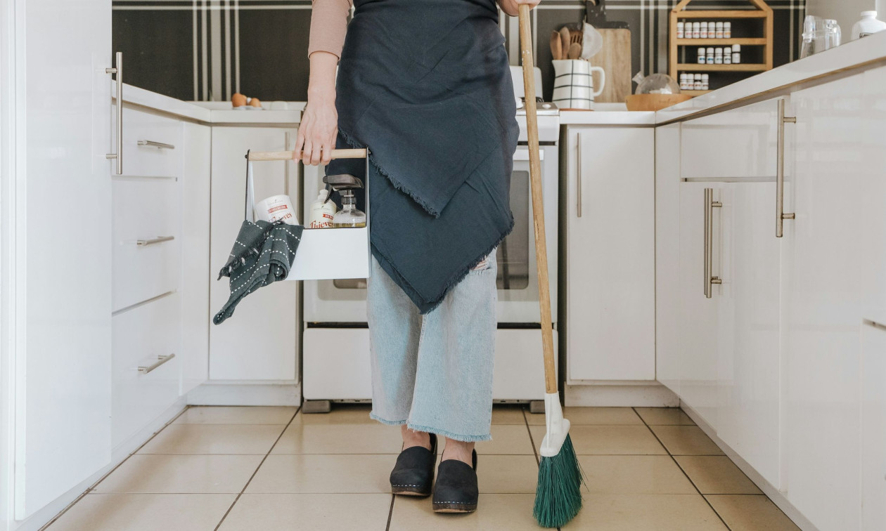 Χίος: Χειροπέδες σε οικιακή βοηθό για κακοποίηση ηλικιωμένων – Την «έκαψε» κρυφή κάμερα