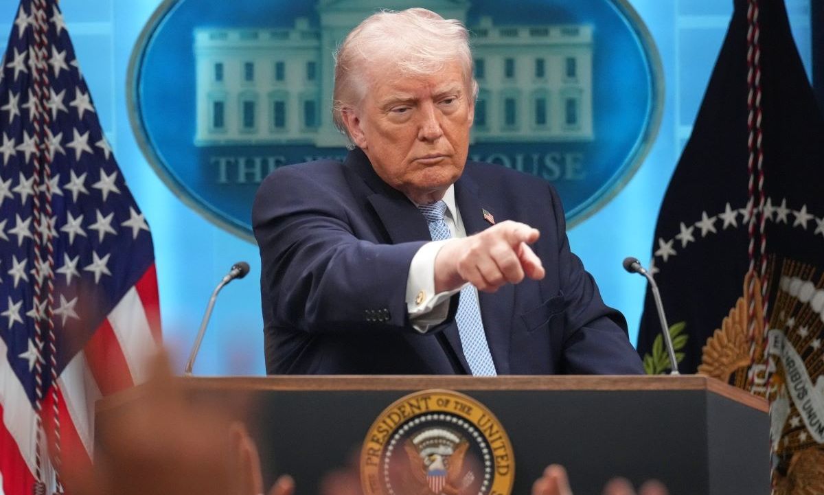 Τραμπ: Aπειλεί με φυλάκιση τον δημοσιογράφο που αποκάλυψε τη διάσωση του Αμερικανού πιλότου στο Ιράν