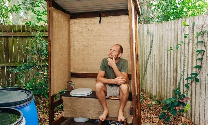 Άνδρας μένει σε μικροσκοπικό σπίτι χωρίς μπάνιο και νερό με $11.000 ετησίως - «Ζω καλύτερα από ποτέ»