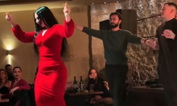Μια Ρεθυμνιώτισσα μάγεψε και έβαλε φωτιά στην πίστα με τον χορό της
