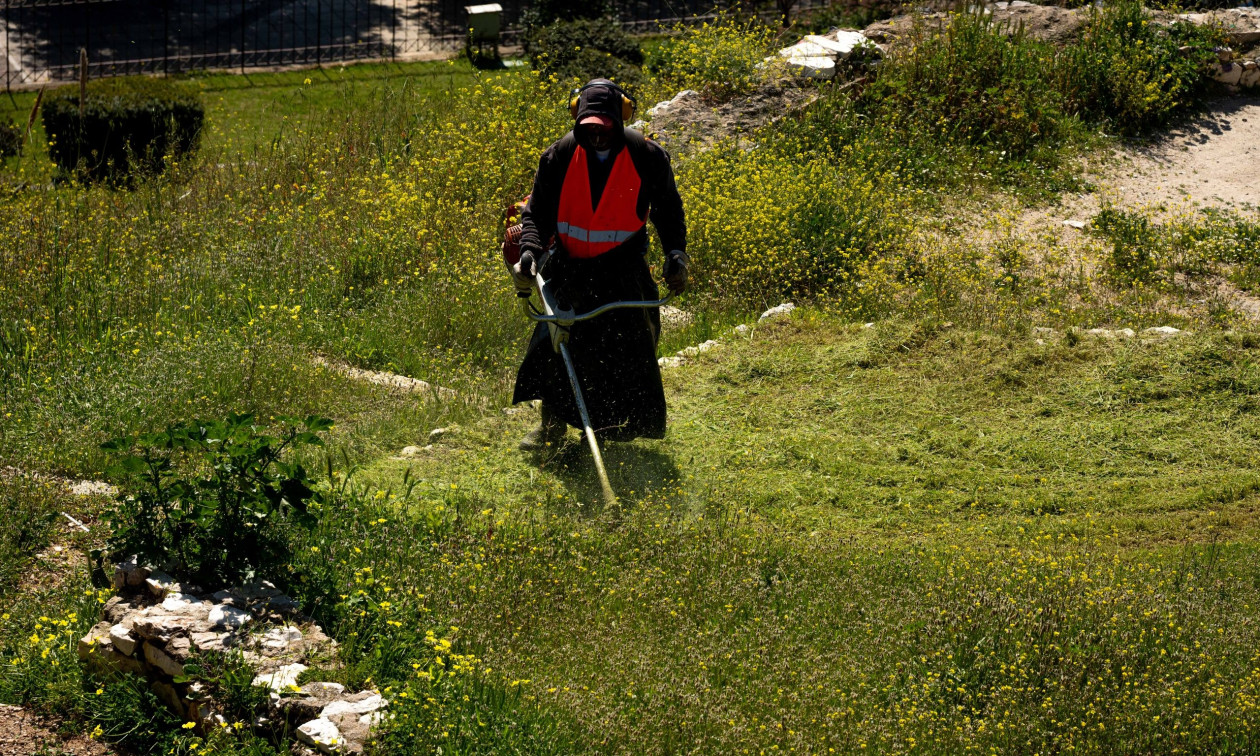 Ακαθάριστα οικόπεδα: Ποιοι αναλαμβάνουν τις εργασίες - Οι προθεσμίες και τα πρόστιμα