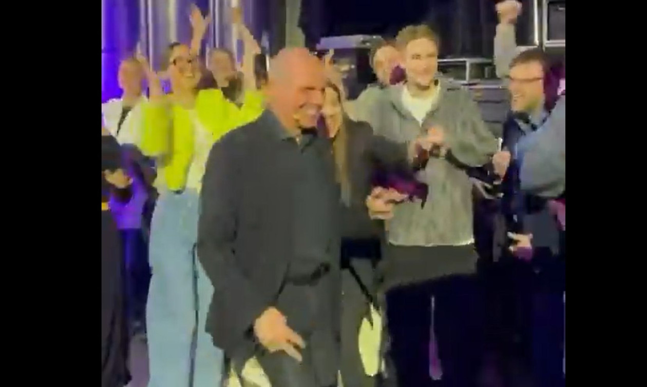 Γιάνης Βαρουφάκης: Χόρεψε στη Μόσχα το techno κομμάτι με το όνομά του – Δείτε το viral video
