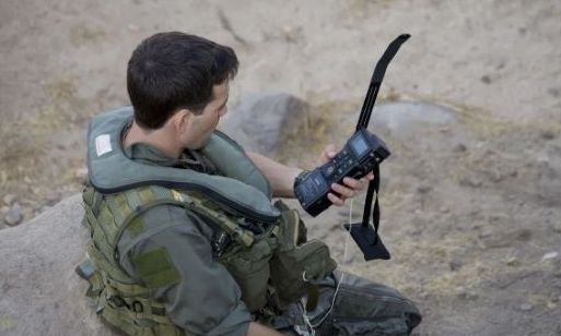 Βloomberg: H συσκευή που χρησιμοποίησε ο Αμερικανός πιλότος στο Ιράν για να στείλει σήμα