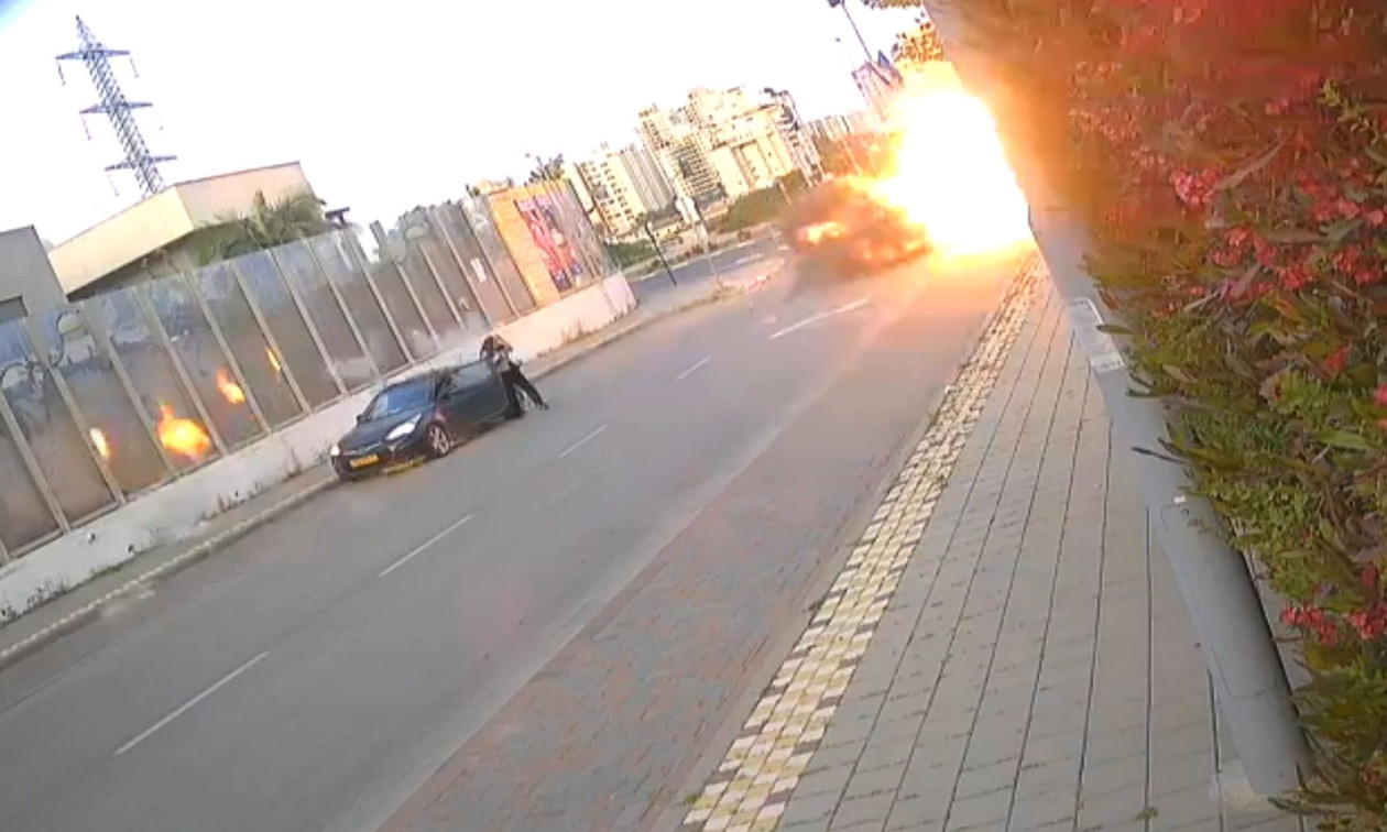 Συγκλονιστικό βίντεο: Πύραυλος έπεσε δίπλα σε γυναίκα στο Ισραήλ - Σώθηκε από θαύμα