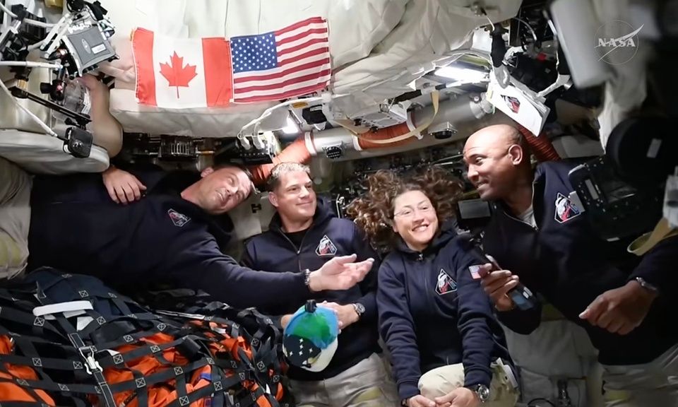 «Είστε σύγχρονοι πρωτοπόροι»: Ο Τραμπ συνομίλησε με τους αστροναύτες της αποστολής Artemis II