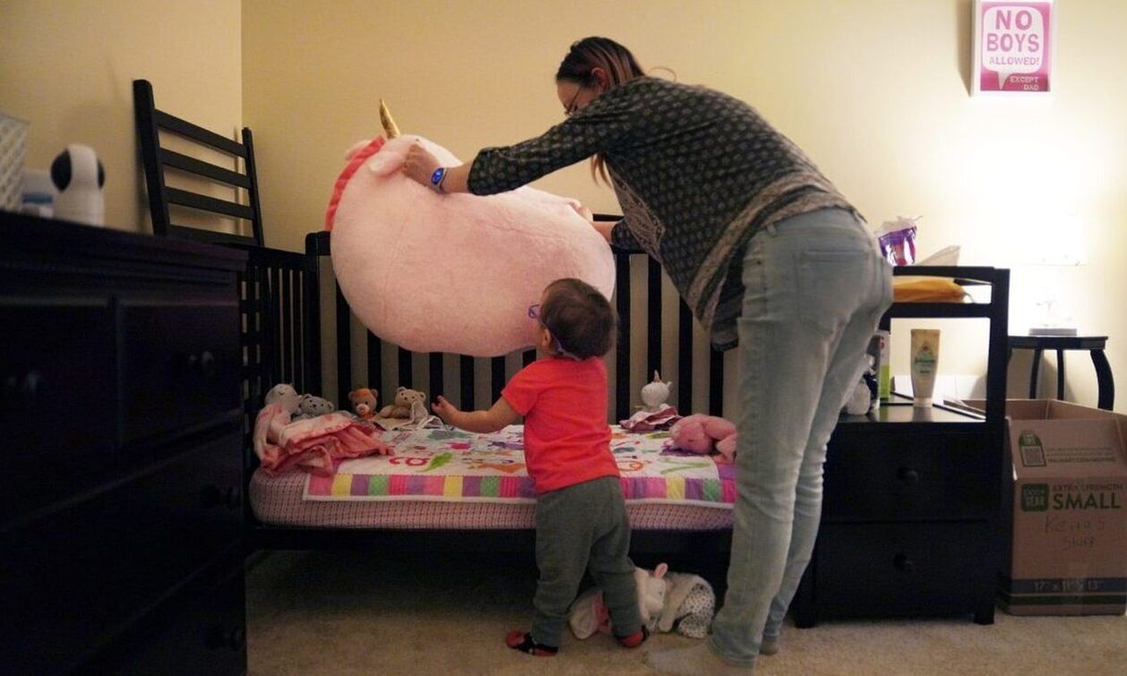 Νταντάδες της γειτονιάς, σε όλη τη χώρα – Πότε ανοίγει η πλατφόρμα