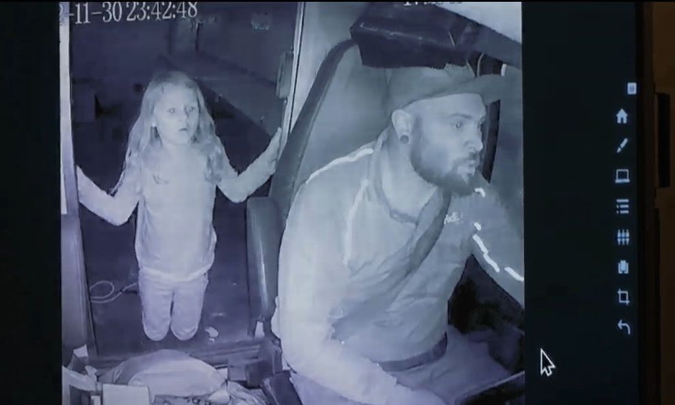 Φωτογραφία φρίκης: Οι τελευταίες στιγμές της 7χρονης Αθηνάς - Κούριερ την απήγαγε και τη στραγγάλισε