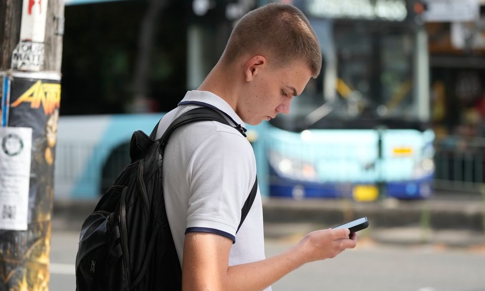 Απαγόρευση social media για παιδιά κάτω των 15 ετών: Τι λένε οι πολίτες για τις εξαγγελίες