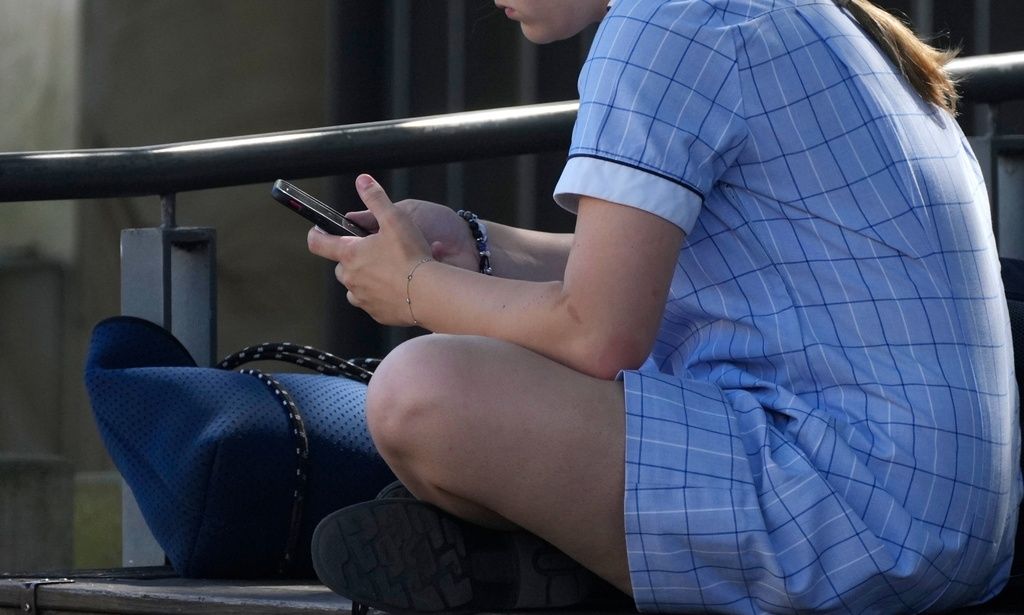 Απαγόρευση social media σε παιδιά: Τι λένε οι ειδικοί – Τα «ναι», τα «αλλά» και οι μεγάλες παγίδες