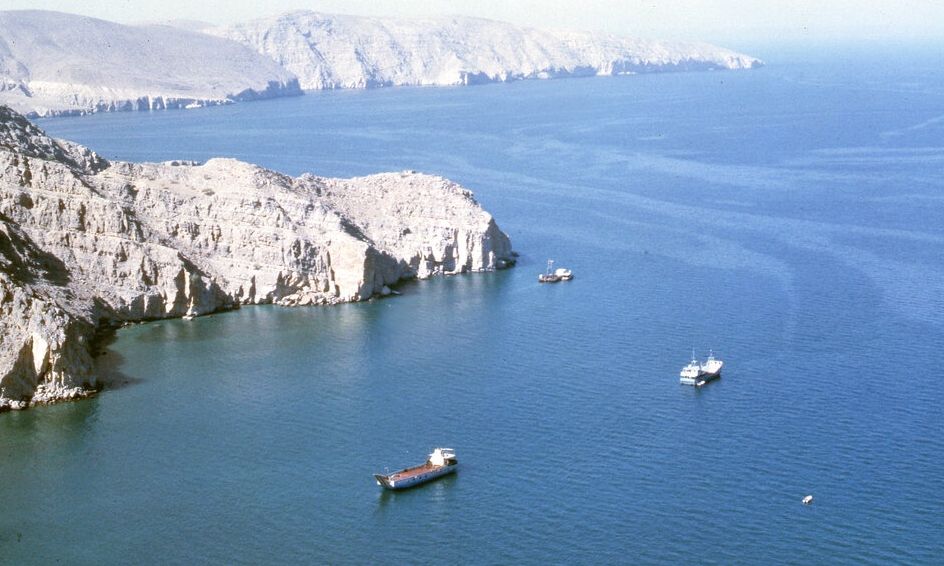 Διόδια από το Ιράν στα Στενά του Ορμούζ: Παραβίαση του Δικαίου της θάλασσας ή νόμιμο δικαίωμα;