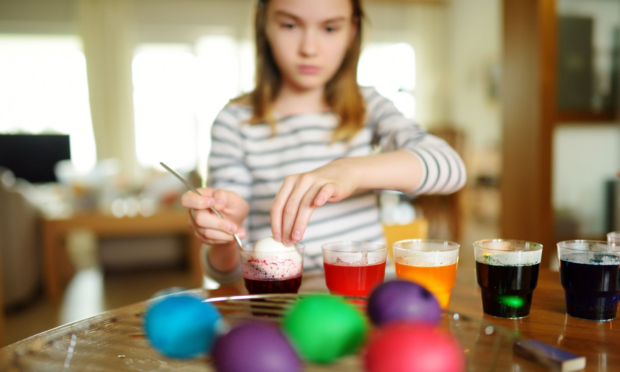 Είναι πάντα ασφαλή τα βαμμένα πασχαλινά αυγά; Τι συμβαίνει εάν μπει βαφή αυγών μέσα;