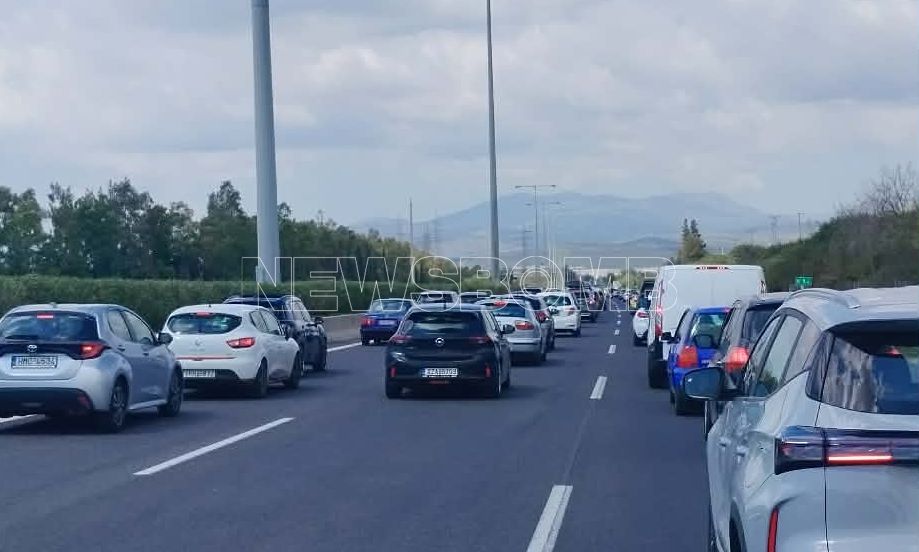 Αττική Οδός: Ασφυκτική η κίνηση με ουρές χιλιομέτρων στο ρεύμα προς Ελευσίνα (εικόνες)