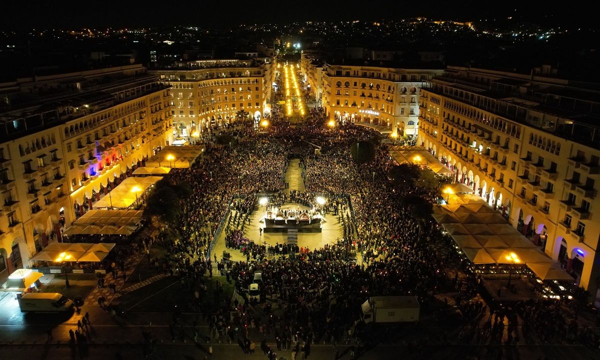 Σκηνικό κατάνυξης στο κέντρο της Θεσσαλονίκης: Αντάμωσαν οι 5 Επιτάφιοι στην πλατεία Αριστοτέλους