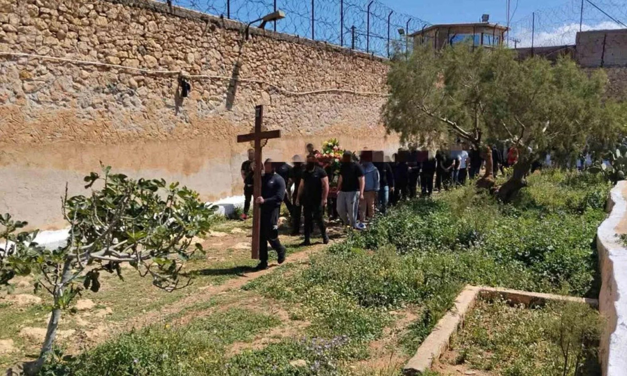 Συγκινεί η περιφορά του Eπιταφίου πίσω από τα κάγκελα των φυλακών της Ν. Αλικαρνασσού