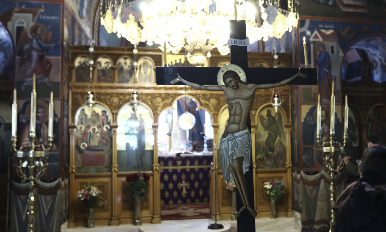 Μεγάλη Παρασκευή: Ο συμβολισμός της Αποκαθήλωσης και γιατί πίνουμε ξύδι