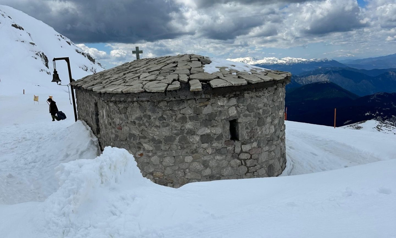 Η πρώτη Ανάσταση στα 2.200 μέτρα - Μαγικές εικόνες από το ξωκκλήσι του Προφήτη Ηλία