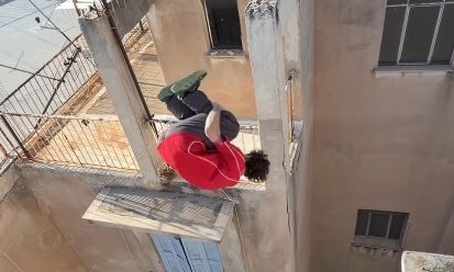 Viral 24χρονος Γάλλος που κάνει παρκούρ σε γειτονιές της Αθήνας - Δείτε βίντεο