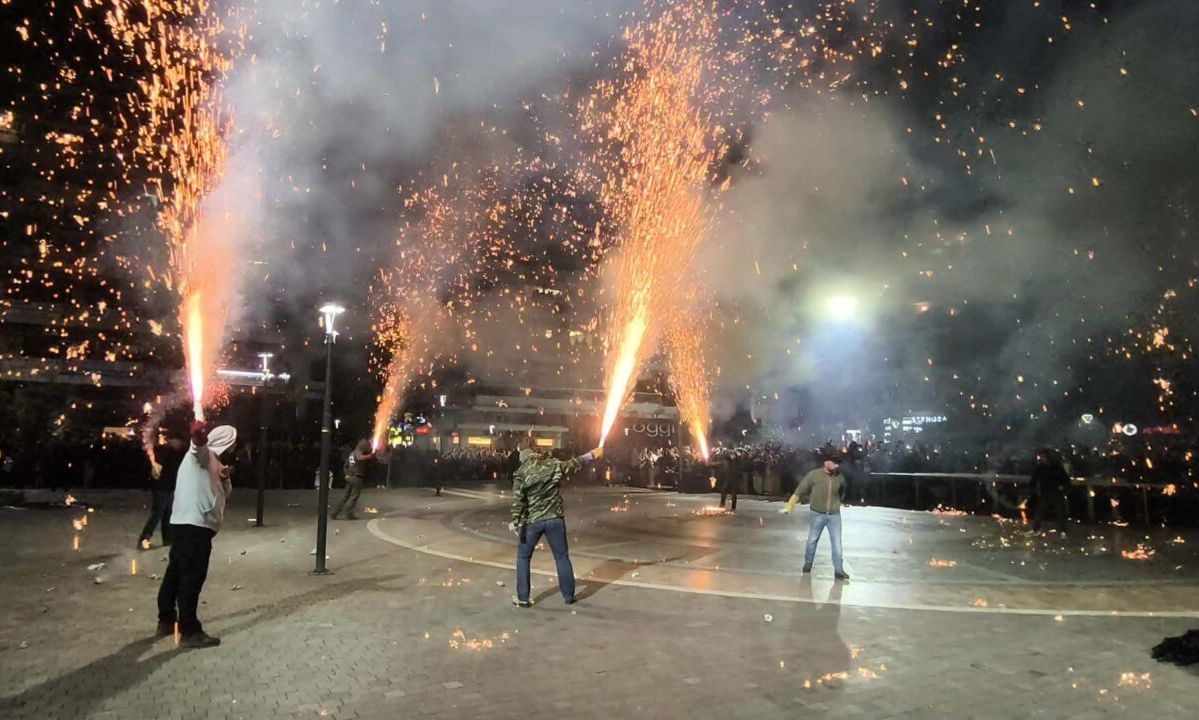 Αγρίνιο: «Έλαμψε» η νύχτα της Μεγάλης Παρασκευής από τα χαλκούνια στην κεντρική πλατεία