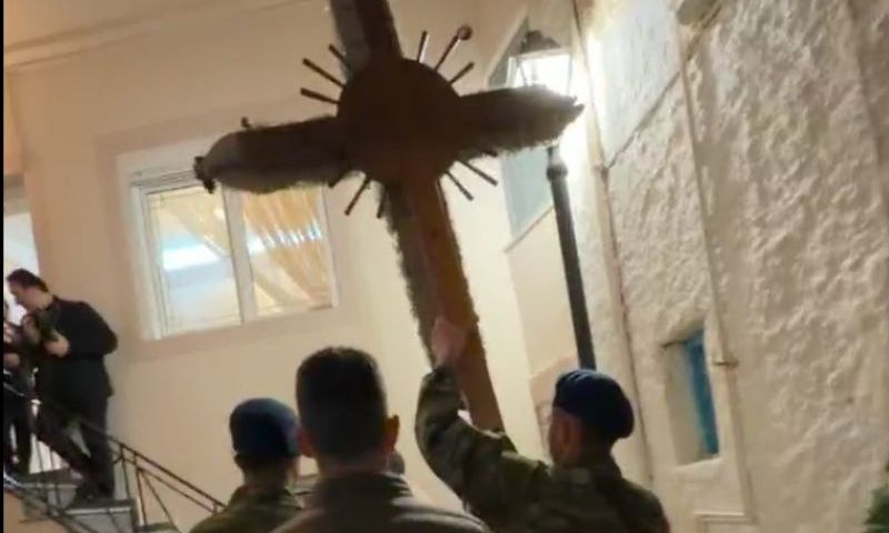 Ρέθυμνο: Συγκίνηση για τους φαντάρους που σήκωσαν τον Σταυρό στον Επιτάφιο