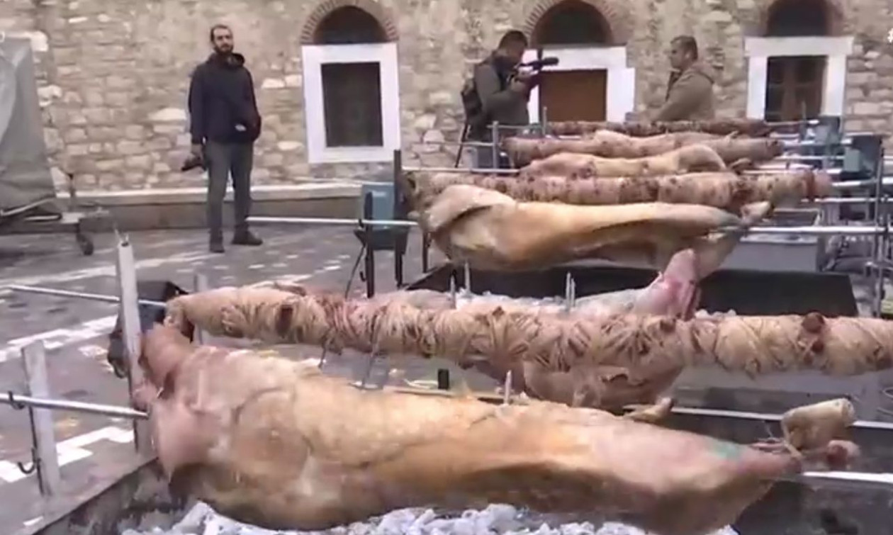 Οι καταστηματάρχες στο Μοναστηράκι έστησαν 150 σούβλες