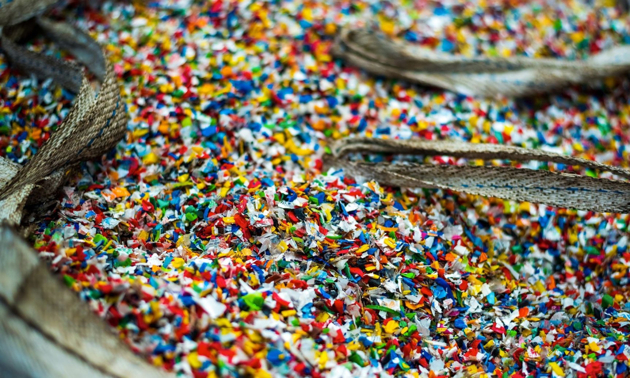 Μικροπλαστικά στον αέρα του σπιτιού μας: Πώς εκπέμπονται και πώς μπορούμε να τα αποφύγουμε