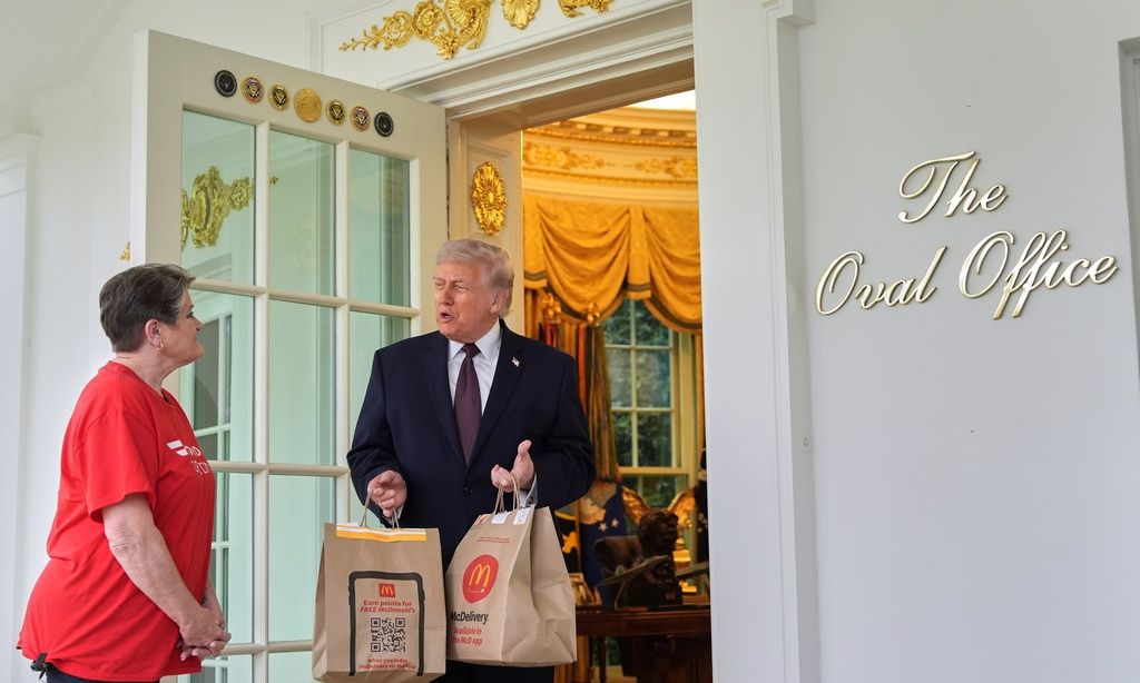 Νέο σόου Τραμπ: Παραγγέλνει McDonald's στο Οβάλ Γραφείο - Βίντεο