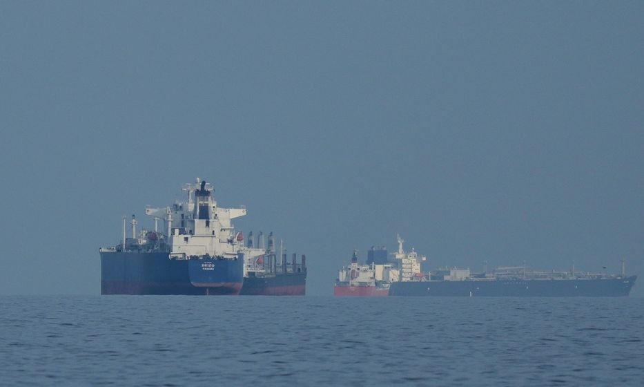 Πετρέλαιο: Ξανά πάνω από τα 100 δολάρια το βαρέλι μετά το «μπλόκο» Τραμπ στα Στενά του Ορμούζ