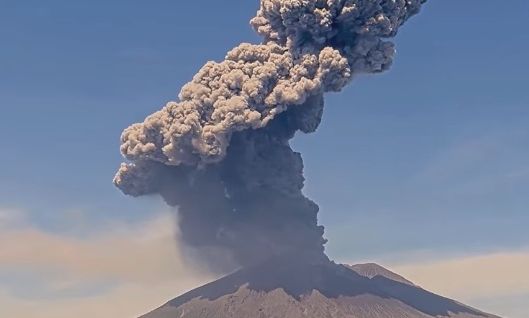Ιαπωνία: Το ηφαίστειο Σακουρατζίμα «ξύπνησε» ξανά – Τέφρα και καπνός έως 3.400 μέτρα ύψος