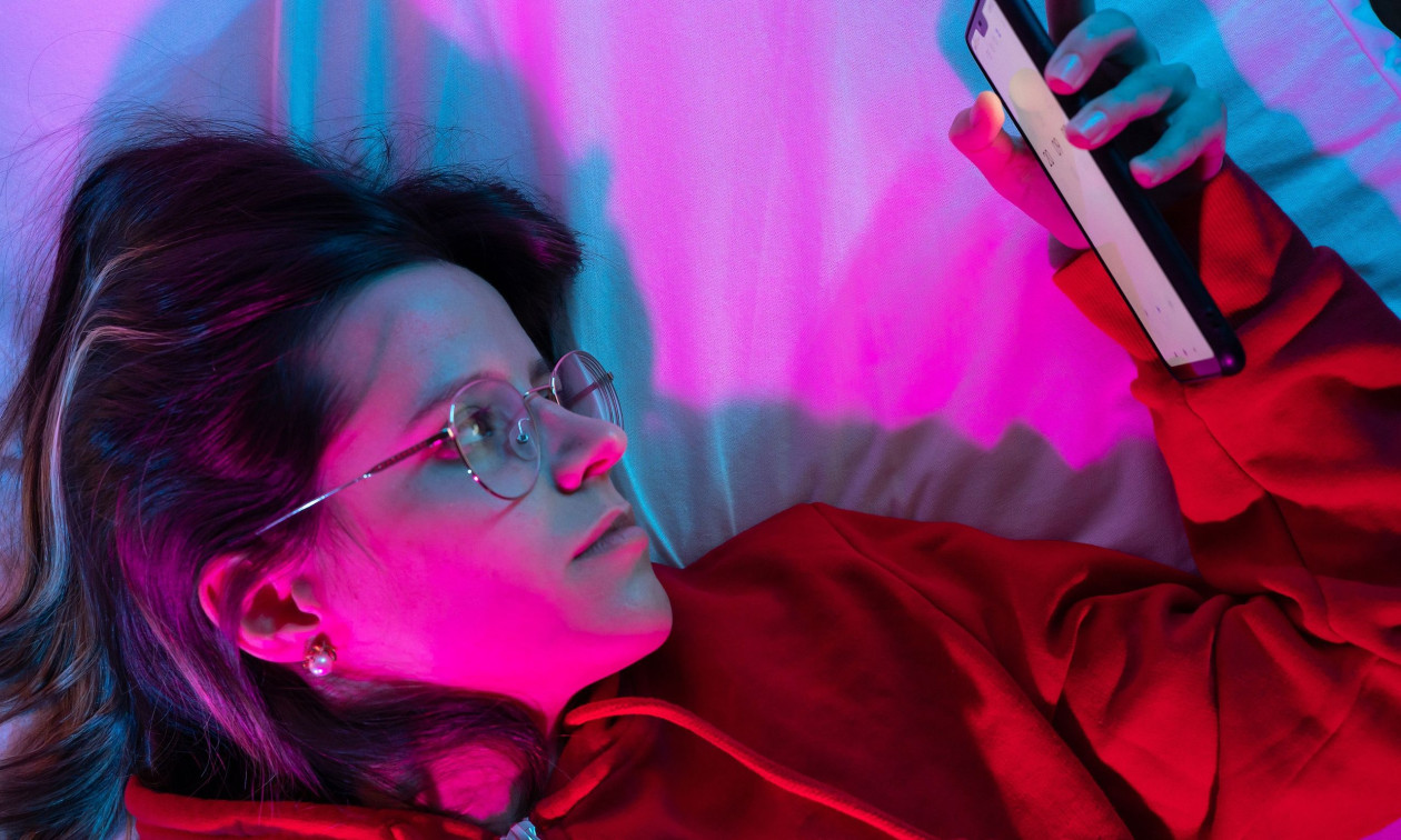 Γιατί κολλάτε με τις ώρες στο scrolling — Πώς να κόψετε την κακή συνήθεια