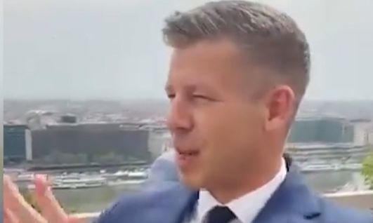 Ουγγαρία: Ο Μαγιάρ επισκέπτεται το Προεδρικό και βλέπει τον Ορμπάν στο απέναντι μπαλκόνι - Βίντεο