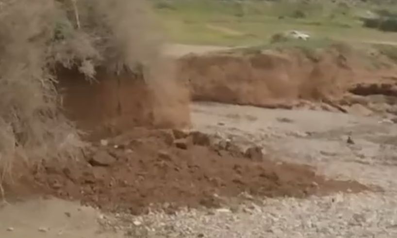 Bάρκιζα: Πατέρας-γιος πήγαν για μπάνιο και καταπλακώθηκαν από χώματα - Τους έσωσαν άλλοι λουόμενοι