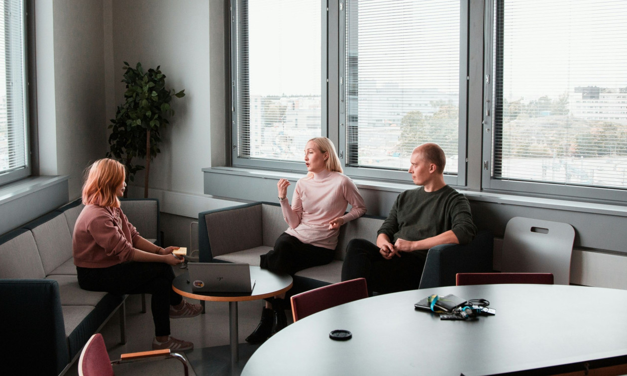 Οι 10 απλές φράσεις που «χτίζουν» αμέσως σχέσεις εμπιστοσύνης