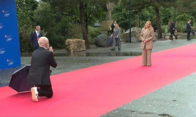 Ο Αλβανός πρωθυπουργός Ράμα με oversize κοστούμι γονατίζει -ξανά- μπροστά στη Μελόνι