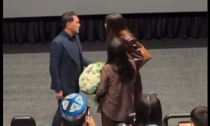 Viral στιγμή: Τσάκωσε τον σύζυγο της με την ερωμένη στο σινεμά - Την «πλήρωσαν» τα λουλούδια