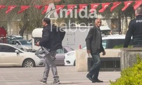 Μεθυσμένος άνδρας με όπλο πυροβόλησε στον αέρα σε πλατεία Ντιγιαμπακίρ - Συνεφθη μετά από κλήση στην Αστυνομία