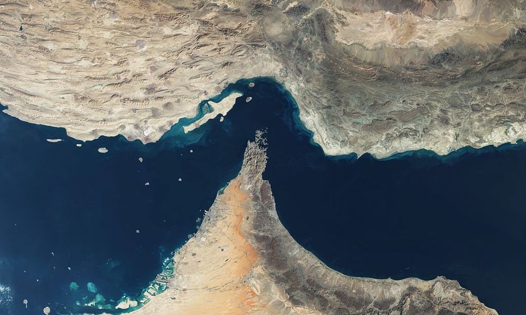 Πώς «εξαφανίζονται» στη θάλασσα ρωσικά και ιρανικά πλοία για να αποφύγουν κυρώσεις και αποκλεισμούς