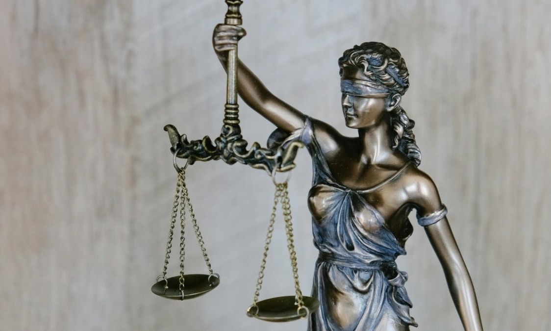 Απολύθηκε μετά από καρδιακή προσβολή και εξάντληση άδειας -  Έλαβε αποζημίωση 7.500 ευρώ