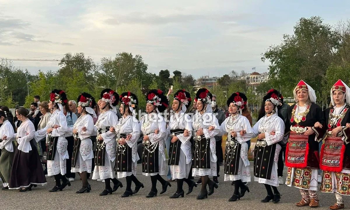 Θεσσαλονίκη: Πάνω από 300 χορευτές «πλημμύρισαν» τη Νέα Παραλία - Αναβίωσε το «Καγκελάρι»