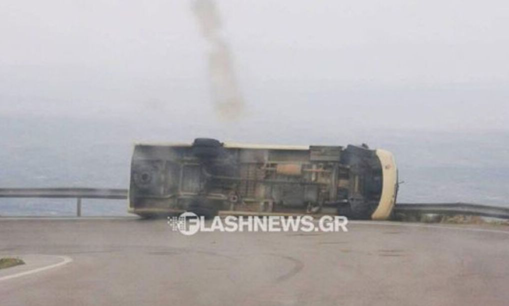Κρήτη: Λεωφορείο ανετράπη σε δρόμο που οδηγεί προς την Ανώπολη - Ο ισχυρός άνεμος σήκωνε πέτρες