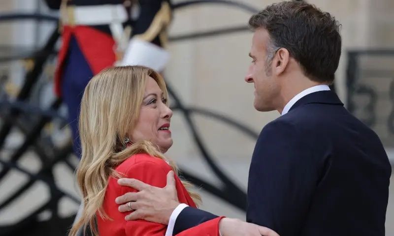 Μακρόν - Μελόνι: Το θερμό φιλί και τα γουρλωμένα μάτια της Ιταλίδας πρωθυπουργού που έγιναν viral