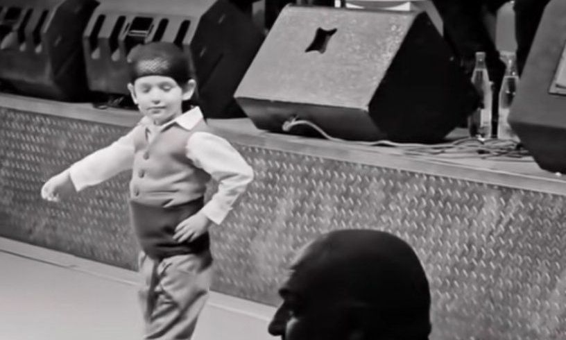 Ο μικρός που ξεσήκωσε ένα ολόκληρο κέντρο - Βίντεο