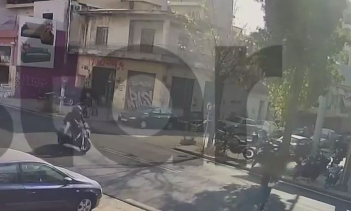 Βίντεο ντοκουμέντο: Η στιγμή που μοτοσικλετιστής παρασέρνει και εγκαταλείπει τη 16χρονη στη Λιοσίων